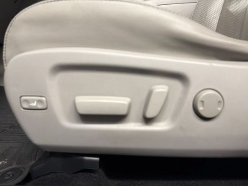 Used 2015 Toyota Highlander Limited AWD/4WD image 30