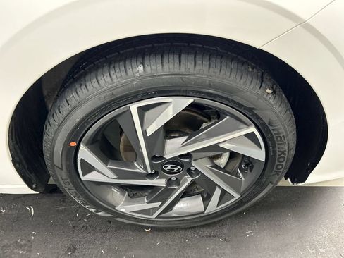 Used 2025 Hyundai Elantra Limited FWD image 8