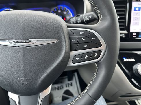 Used 2024 Chrysler Pacifica Touring-L image 20