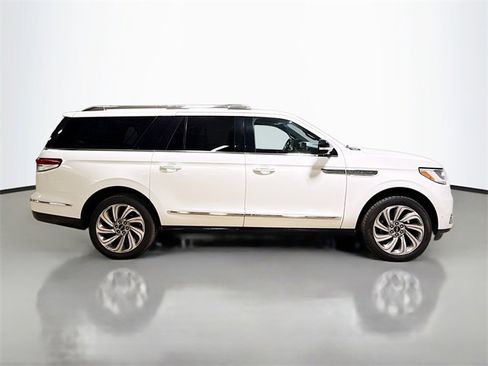 Used 2022 Lincoln Navigator L Reserve image 6