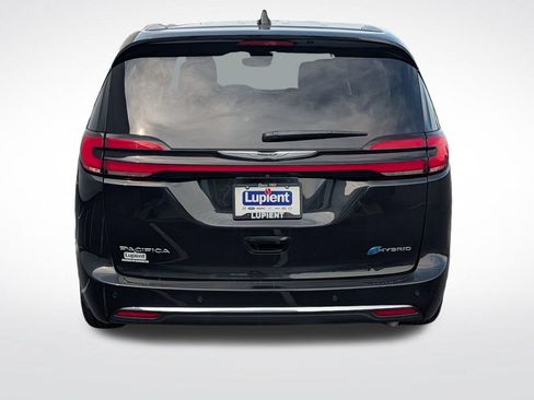 Used 2023 Chrysler Pacifica Touring-L FWD image 4