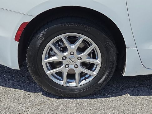 Used 2024 Chrysler Pacifica Touring-L FWD image 7