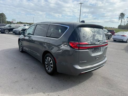 Used 2022 Chrysler Pacifica Touring-L w/ Uconnect Theater Family Group image 3