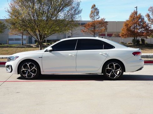 Used 2022 Volkswagen Passat 2.0T R-Line image 2