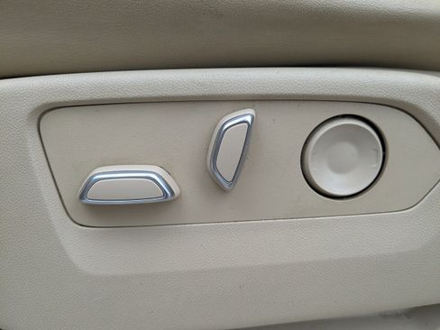 Used 2023 Cadillac Escalade Premium Luxury image 22