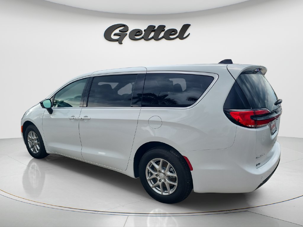 New 2027 Chrysler Pacifica Select FWD image 7