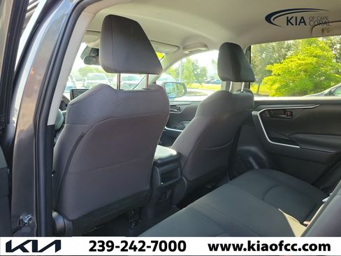 Used 2021 Toyota RAV4 LE FWD image 13
