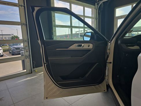 Used 2025 Ford Explorer Active image 13