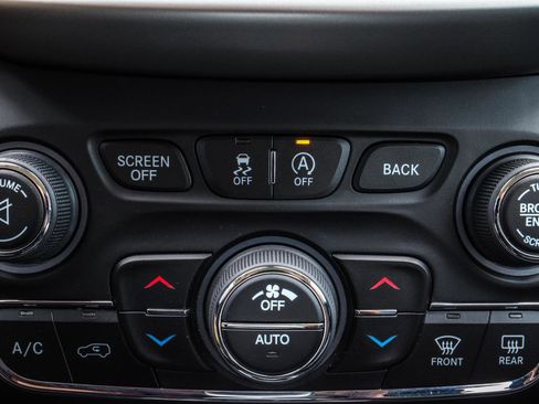 Used 2018 Jeep Cherokee Trailhawk w/ Quick Order Package 27L AWD/4WD image 30