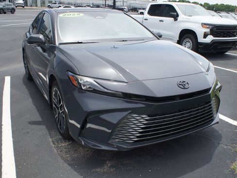 Used 2025 Toyota Camry XLE AWD/4WD image 3