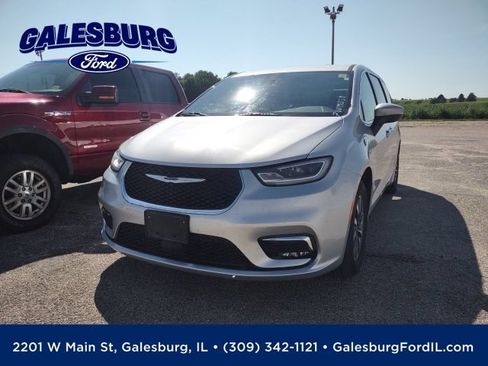 Used 2023 Chrysler Pacifica Touring-L FWD image 1
