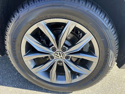Used 2022 Volkswagen Tiguan SE w/ Panoramic Sunroof Package image 10
