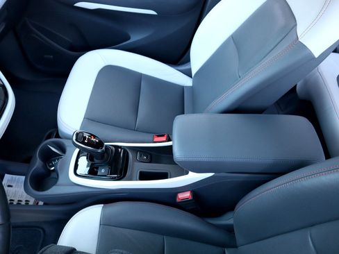 Used 2020 Chevrolet Bolt Premier w/ Infotainment Package image 37