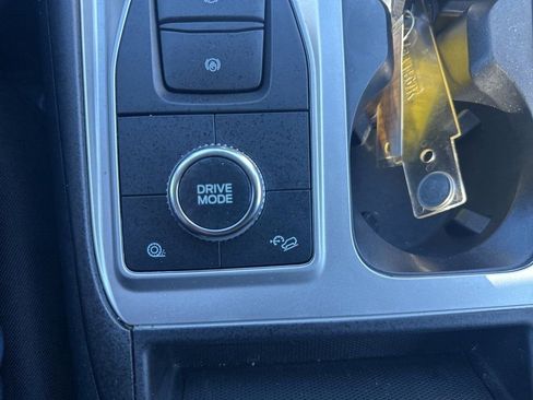 Used 2022 Ford Explorer XLT image 31