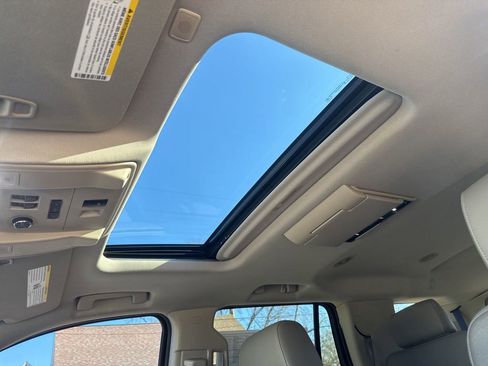 Used 2017 GMC Yukon SLT w/ Open Road Package image 18