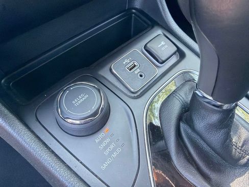 Used 2019 Jeep Cherokee Limited AWD/4WD image 26