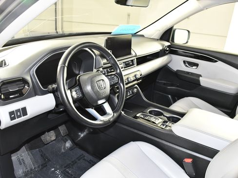 Used 2025 Honda Pilot Touring image 2