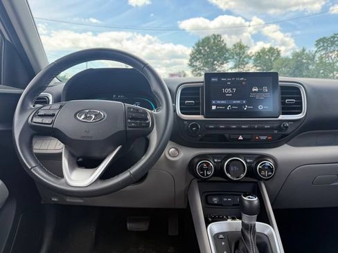 Used 2025 Hyundai Venue SEL FWD image 17