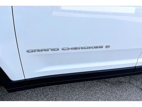 Certified 2025 Jeep Grand Cherokee Limited AWD/4WD image 38