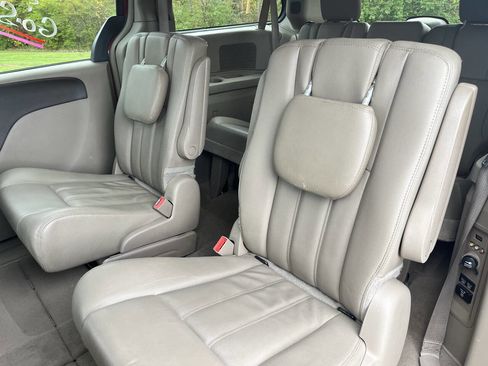 Used 2015 Chrysler Town & Country Touring image 11
