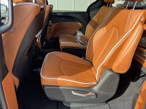 New 2026 Chrysler Pacifica Pinnacle image 9