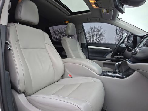 Used 2019 Toyota Highlander XLE image 22