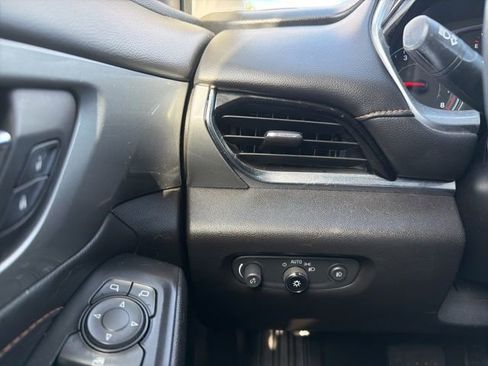 Used 2021 Chevrolet Traverse LT image 11