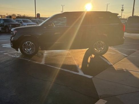 Used 2025 Ford Expedition Active image 3