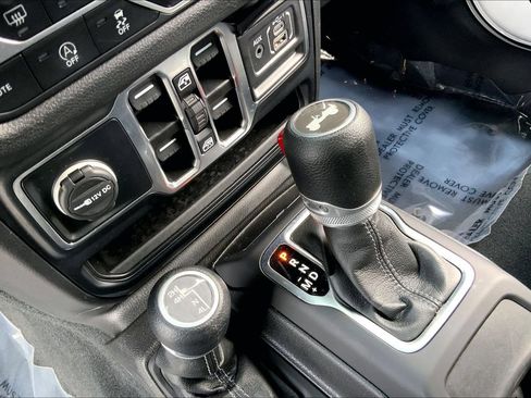 Used 2024 Jeep Wrangler Unlimited Sport AWD/4WD image 16