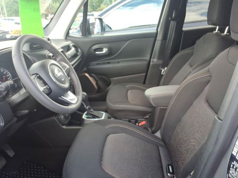 Used 2023 Jeep Renegade Latitude AWD/4WD image 7