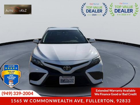 Used 2021 Toyota Camry SE image 2