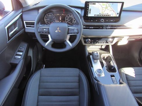 New 2025 Mitsubishi Outlander SE image 10
