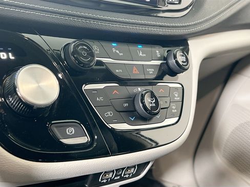 Used 2023 Chrysler Pacifica Touring-L w/ Uconnect Theater Family Group image 16