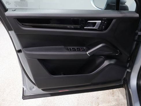 Used 2022 Porsche Cayenne Base image 12