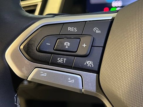 Used 2024 Volkswagen Atlas Cross Sport SE FWD image 21