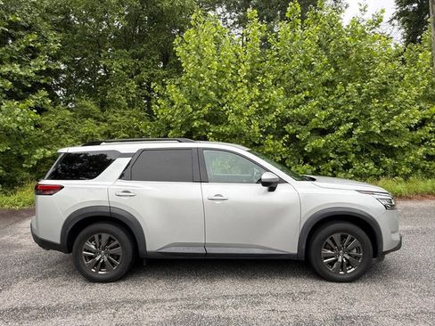 Used 2022 Nissan Pathfinder SV AWD/4WD image 5