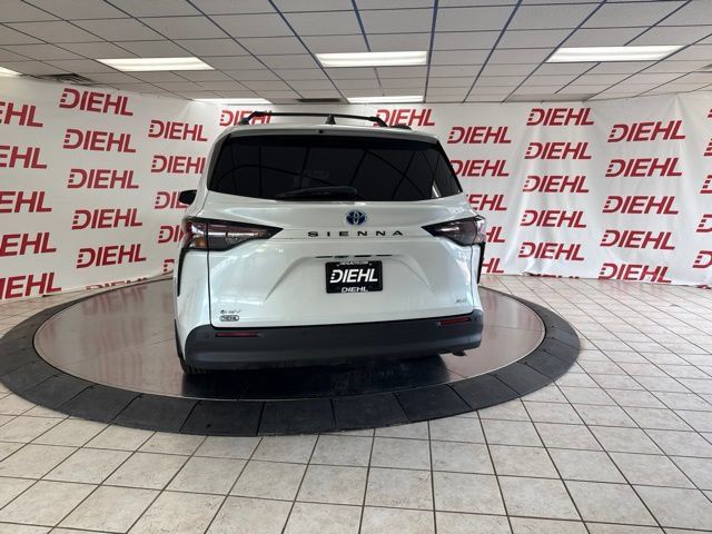 Used 2025 Toyota Sienna XLE w/ XLE Plus Package FWD image 23