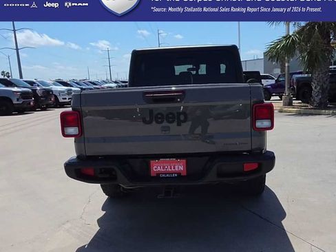 Used 2023 Jeep Gladiator Sport AWD/4WD image 7