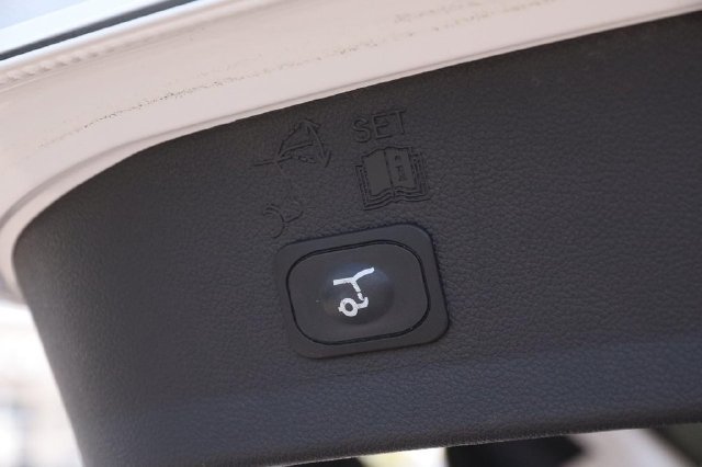 Used 2018 Ford Escape SEL FWD image 8
