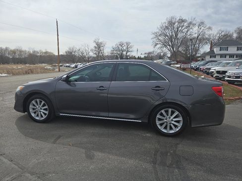 Used 2012 Toyota Camry XLE w/ Leather Pkg image 2