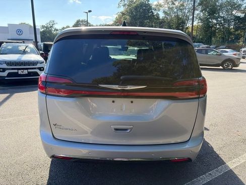 Used 2024 Chrysler Pacifica Touring-L FWD image 5