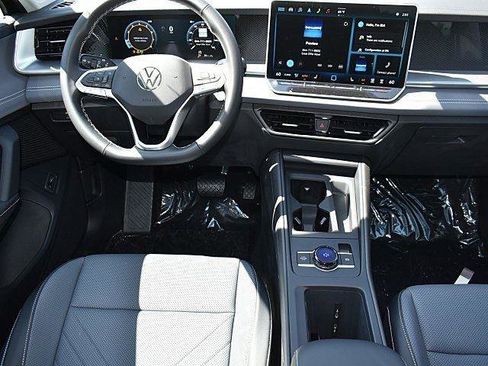 New 2025 Volkswagen Tiguan SE image 9