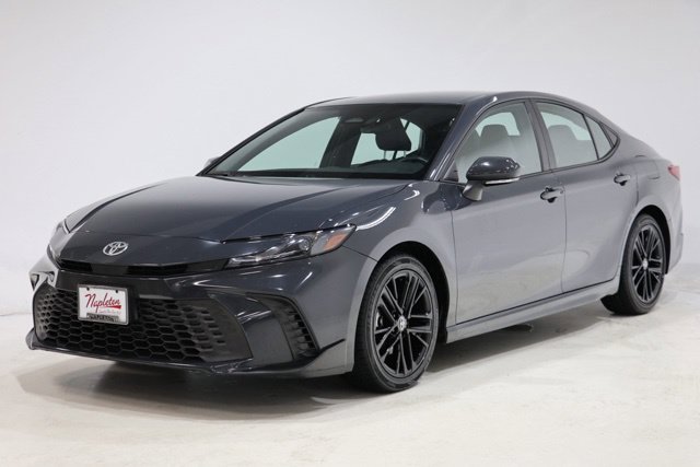 Used 2025 Toyota Camry SE FWD image 3