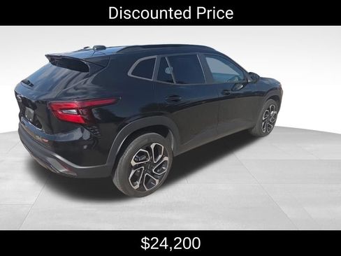 Used 2024 Chevrolet Trax RS w/ Driver Confidence Package FWD image 3