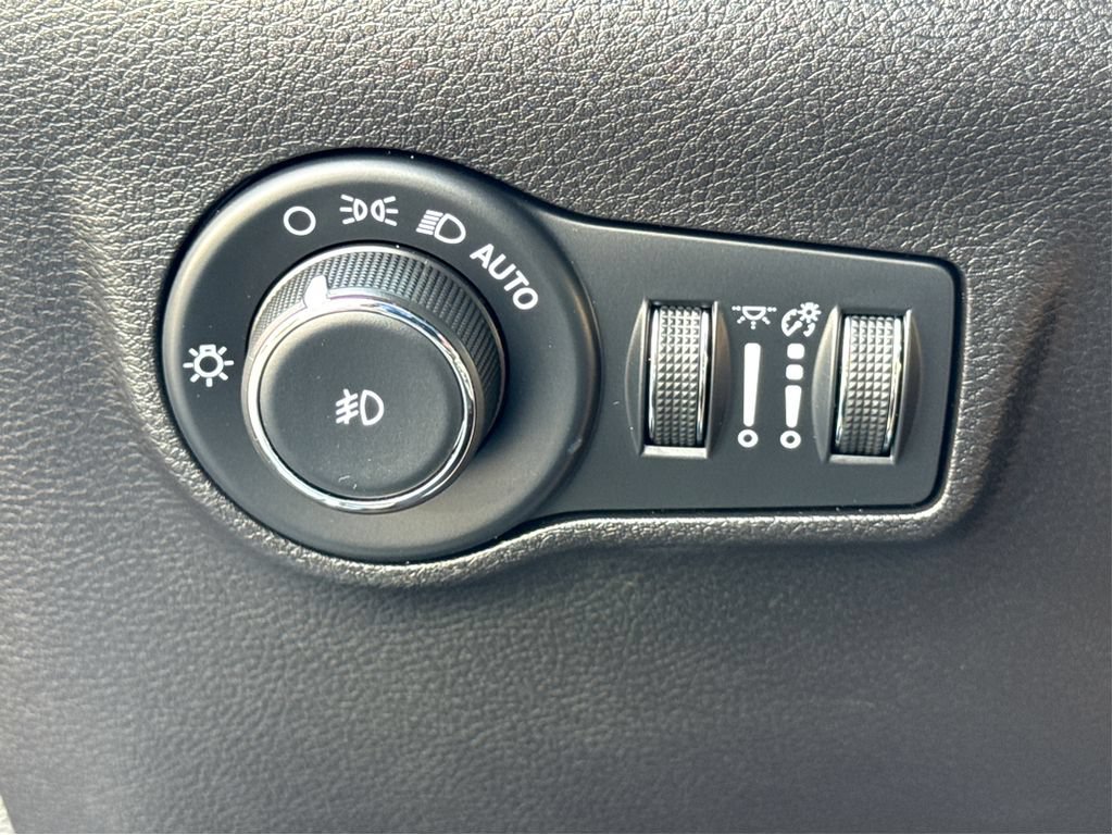 Used 2025 Jeep Compass Trailhawk AWD/4WD image 12