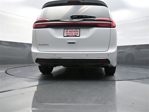 Used 2024 Chrysler Pacifica Touring-L image 30