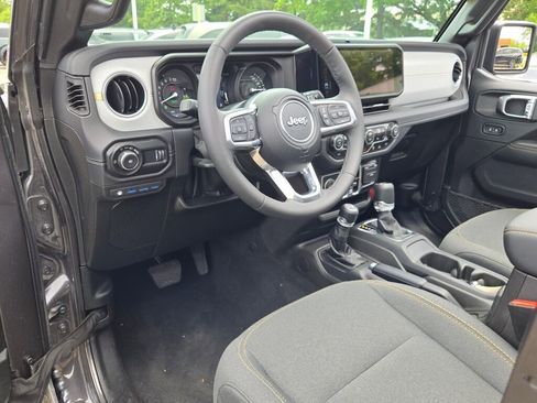 Used 2025 Jeep Wrangler Unlimited Sahara w/ Safety Group AWD/4WD image 19