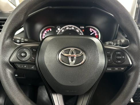 Used 2025 Toyota RAV4 XLE FWD image 21
