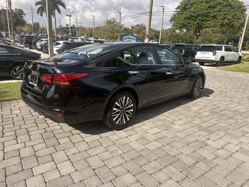 Used 2025 Nissan Altima 2.5 SV FWD image 37