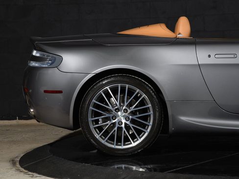 Used 2011 Aston Martin V8 Vantage Roadster RWD image 40